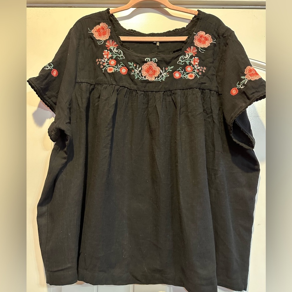 ANDREE BY UNIT Black Top with Floral Embroidery